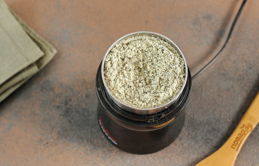 1. Этап. Полезное печенье: Тыквенные семечки измельчите при помощи кофемолки.