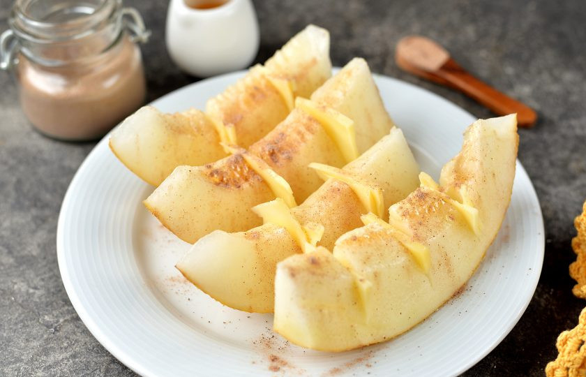 1. Этап. Запеченная дыня в духовке: На каждом ломтике сделайте поперечные надрезы, положите в них по кусочку вкусного твердого сыра, посыпьте корицей по вкусу.