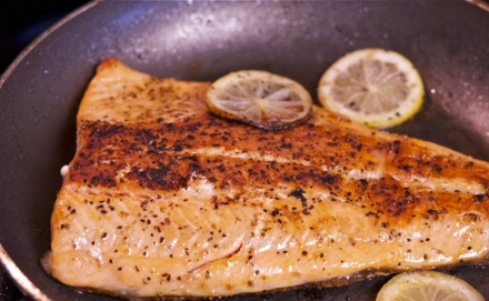 1. Этап. Лосось с острым соусом: Обжарьте на сковороде с оливковым маслом и дольками лимона.