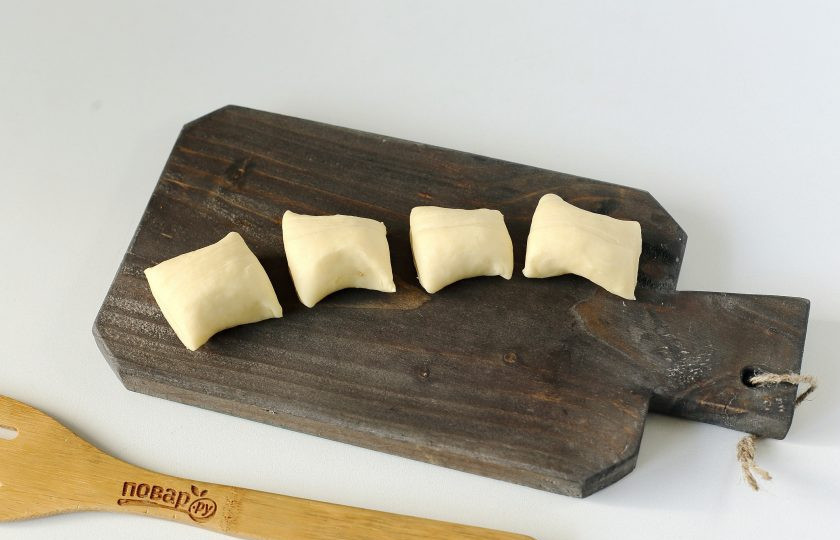 1. Этап. Диетические манты: От теста отрежьте кусок, скатайте его колбаской и нарежьте на кусочки нужной величины.