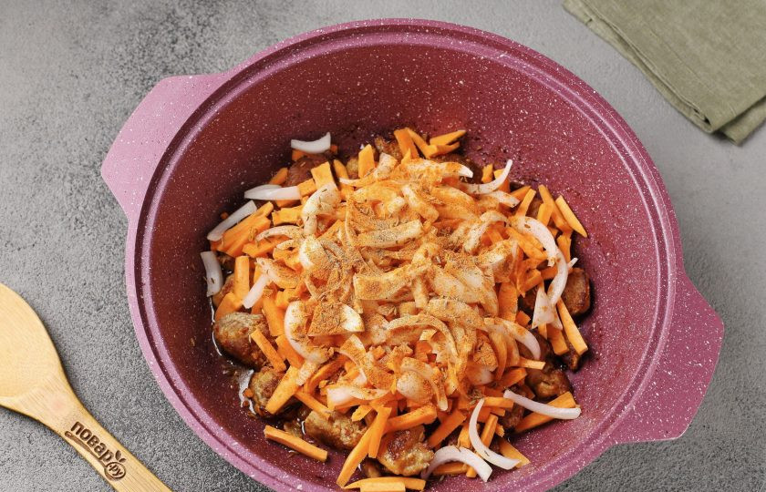 1. Этап. Плов с булгуром и жареной вермишелью: Добавьте нарезанный перьями лук, нарезанную соломкой морковь, соль и специи по вкусу.