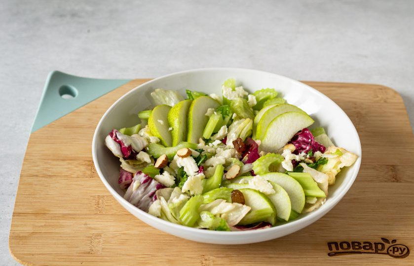 1. Этап. Салат с сельдереем и грушей: Сверху выложите сельдерей и грушу, присыпьте сыром и полейте салат оставшейся заправкой.