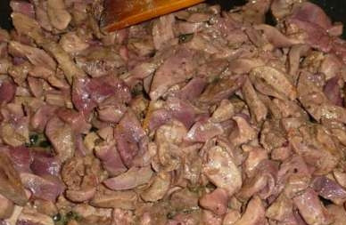 1. Этап. Печеночный пирог из куриной печени: Куриную печень тщательно промываем, очищаем и обжариваем на сухой разогретой сковороде на сильном огне до испарения жидкости.
