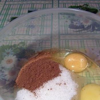 1. Этап. Шоколадный соус: 1. Прежде всего, смешиваем яйца, сахар и какао. Хорошо растереть эту массу, чтобы она получилась однородной.