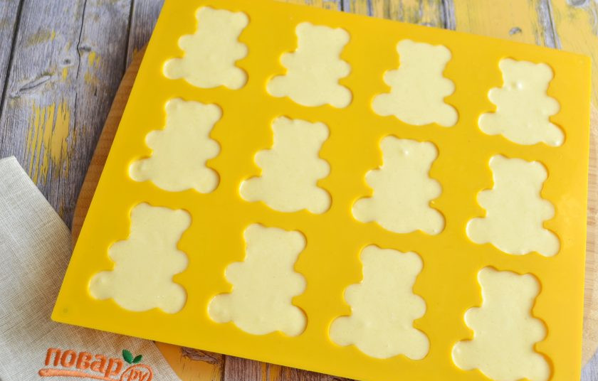 1. Этап. Кексы Мишки: 4. Подготовьте форму для выпечки мишек, смажьте её маслом, если нужно. Силиконовые формы обычно не нуждаются в смазывании, но я смазываю растопленным сливочным маслом, чтобы точно ничего не прилипло. Отправьте в духовку на 25 минут.