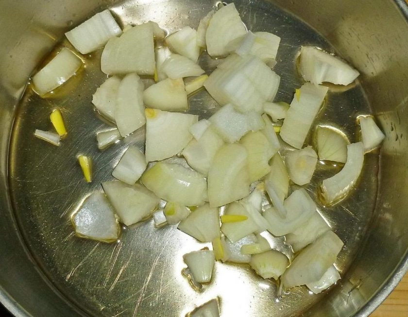 1. Этап. Перловка классическая: 3. Пока варится наша каша, обжариваем лук на растительном масле.