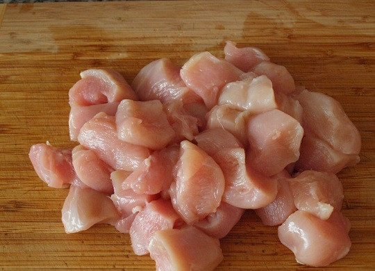 1. Этап. Куриный шашлык в сметане: 2. Куриное филе вымыть и просушить. Нарезать кубиками среднего размера. Чтобы кусочки получились аккуратными филе можно слегка подморозить, тогда оно лучше держит форму. Отправить филе в заготовленный маринад на 3-4 часа. Можно оставить курочку в сметане на ночь.