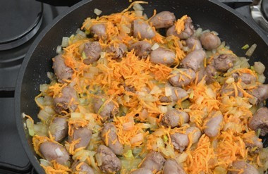 1. Этап. Тушеные куриные сердечки: Добавляем к сердечкам лук и морковь, перемешиваем все и жарим на медленном огне 15-20 минут.