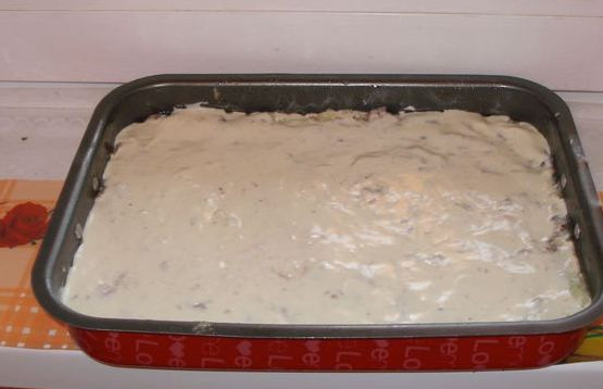 1. Этап. Запеканка с рыбной консервой: На противень вылейте оставшуюся половину теста.