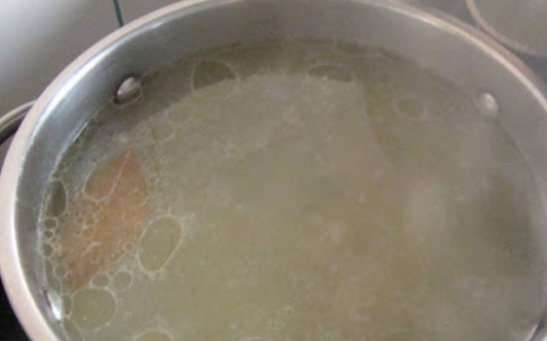 1. Этап. Суп с куриными потрохами: Кипятим воду. Солим по вкусу и добавляем картофель и куриные сердечки. Варим на медленном огне, удаляя пену.