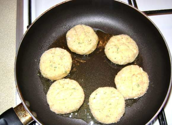 1. Этап. Котлеты с творогом: 4. Из полученной массы формируем круглые котлетки и обжариваем их с обеих сторон на медленном огне.