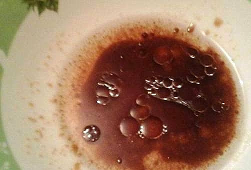 1. Этап. Крымская закуска Баркас: Приготовим маринад для креветок. Смешаем в небольшой посуде сок лимона, растительное масло и соевый соус.