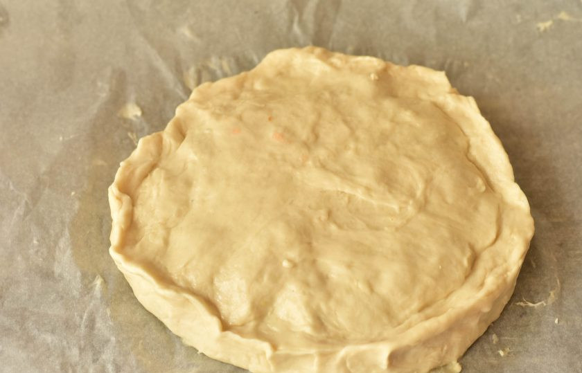 1. Этап. Дрожжевой пирог с красной рыбой: Накройте второй частью теста, сделайте рельефные края, просто их скрепив руками. Отправьте пирог в разогретую до 190 градусов духовку на 20-25 минут.