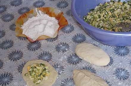 1. Этап. Пирожки с луком и яйцом на дрожжевом тесте: 9. Аккуратно залепите края.