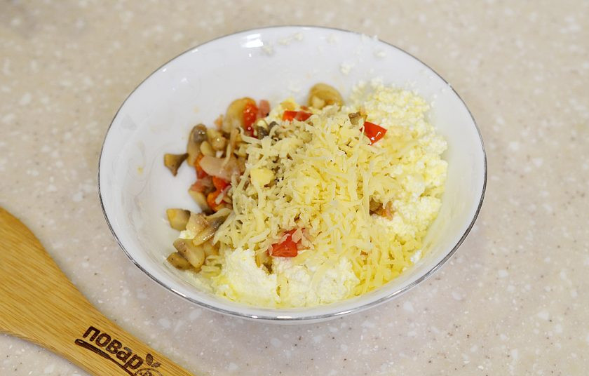 1. Этап. Сырники с грибами и беконом: 6. Сыр натрите на терке и все добавьте к творогу.