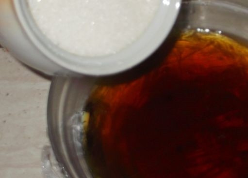 1. Этап. Домашний ликер: 3. Настаивайте жидкость в течение полутора месяца, после чего слейте настойку, отожмите лепестки и процедите будущий ликер. Добавьте в настойку сахарный песок с медом.