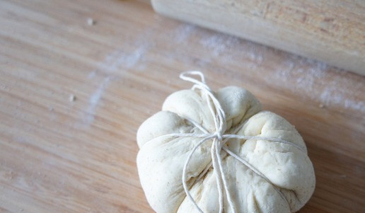 1. Этап. Мини-пиццы Тыквы: Залепить края квадрата. Связать толстой нитью, формируя бороздки 