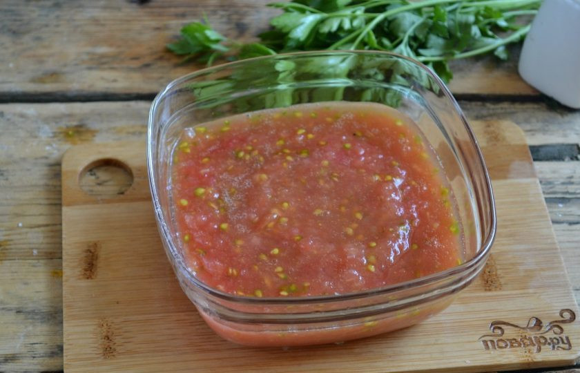 1. Этап. Аджапсандали по-грузински: Помидоры натрите на крупной терке. Это поможет мякоть превратить в однородную кашицу, а кожица нам не понадобится, ее можно просто выкинуть.