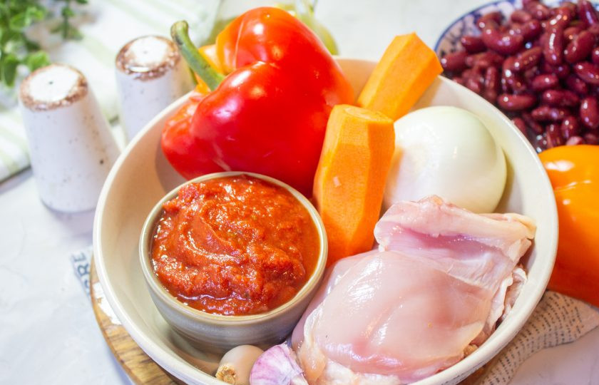 1. Этап. Курица с красной фасолью и перцем: Подготовьте продукты по списку. Овощи очистите и помойте.