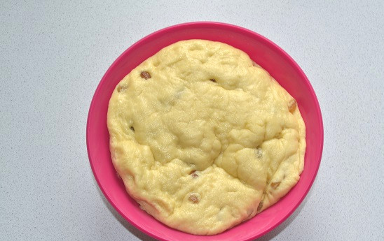 1. Этап. Тесто для куличей на сухих дрожжах: После первого подхода обязательно обомните тесто и дайте ему подойти еще разок.