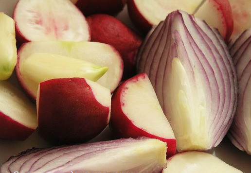 1. Этап. Маринованные овощи с мелиссой: Промойте, очистите и крупно нарежьте овощи.