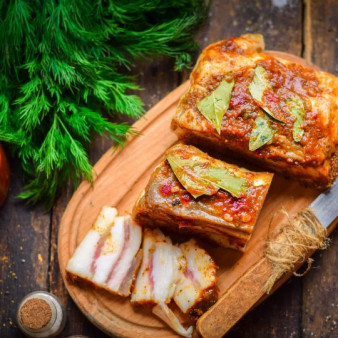 Сало в аджике