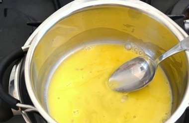 1. Этап. Яичница по-бенедиктински: 1. Рецепт приготовления яичницы по-бенедиктински следует начать с соуса. Холландез, а именно так называется этот голландский соус, делает это блюдо особенным. Для его приготовления необходимо в небольшую кастрюльку или мисочку вбить 2 желтка. Немного посолить их и добавить 1 столовую ложку воды. Тщательно перемешать и отправить на водяную баню.