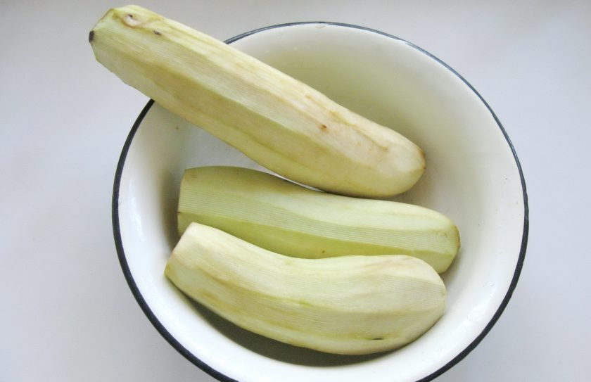 1. Этап. Закуска из баклажанов с помидорами на зиму: Баклажаны помойте и очистите.