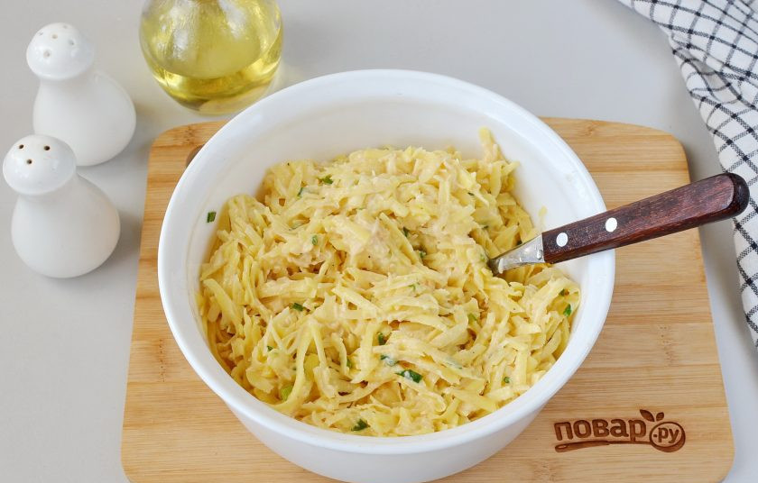 1. Этап. Вкусные картофельные драники: Тщательно перемешайте картофельную массу.