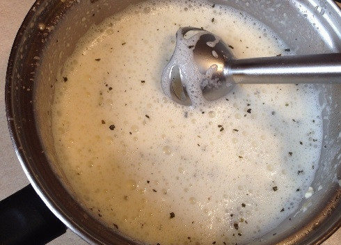 1. Этап. Суп из сыра: Сыр в супе растворился, взбиваем суп блендером. Если вам нравятся кусочки лука в супе, этот этап пропускайте. Доводим суп до кипения.