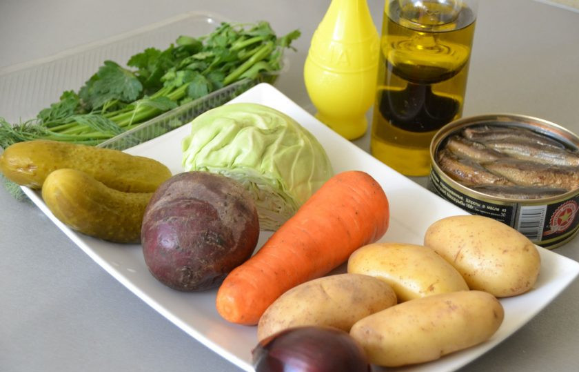 1. Этап. Винегрет со шпротами: Подготовьте ингредиенты. Заранее отварите свеклу, картофель и морковь.