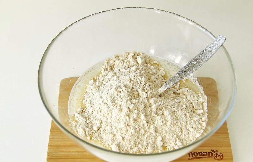 1. Этап. Буузы (классический рецепт): Частями добавьте муку. У меня цельнозерновая (мука грубого помола), но вы можете смело брать для приготовления бууз обычную рафинированную белую муку.