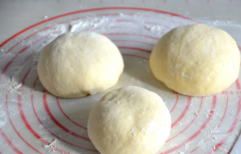 1. Этап. Канадские булочки: Разделите тесто на 3 части, каждую часть подкатайте в колобок.