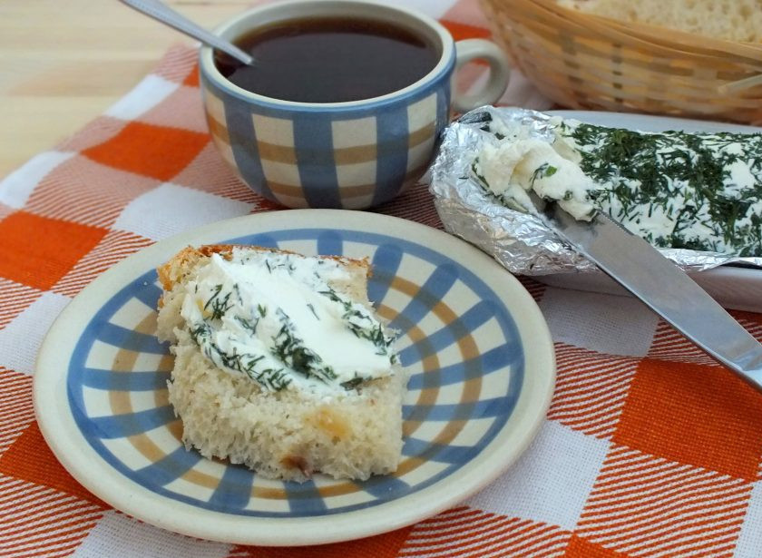 1. Этап. Сыр из кефира и сметаны: Из указанного количества продуктов получилось 250 грамм сыра. Сыворотку вы можете использовать для выпечки. Приятного аппетита!