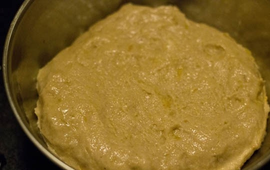 1. Этап. Банановые булочки: 5. Накройте мисочку с тестом чистым полотенцем, оставьте на 3-4 часа при комнатной температуре или на 7-8 часов в холодильнике.