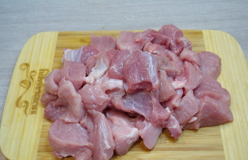 1. Этап. Свинина кусочками в соусе: Для приготовления блюда нам нужен хороший кусочек мяса. Я взяла постную мякоть. Мясо вымыть и нарезать на небольшие кусочки.
