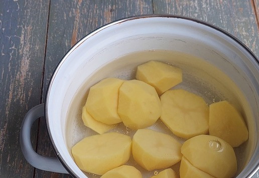 1. Этап. Тонкие картофельные вафли с ветчиной: Картофель почистить, помыть, переложить в кастрюльку, залить водой, добавить соль и отварить до готовности.