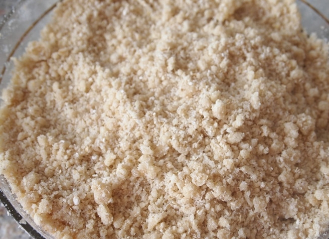 1. Этап. Творожно-маковый пирог: Потом добавьте размягченное сливочное масло и все перетрите в крупную плотную крошку, как на фото.