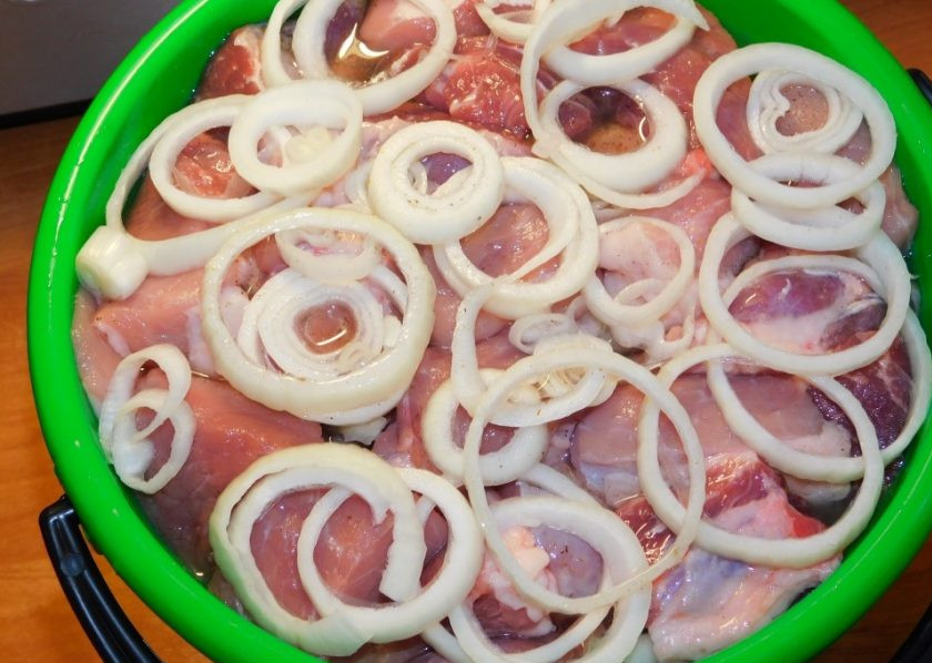 1. Этап. Шашлык из СССР: Мясо выложите в ведро или таз, чередуя с нарезанным луком. Залейте все маринадом. Дайте постоять промариноваться 6-12 ч.