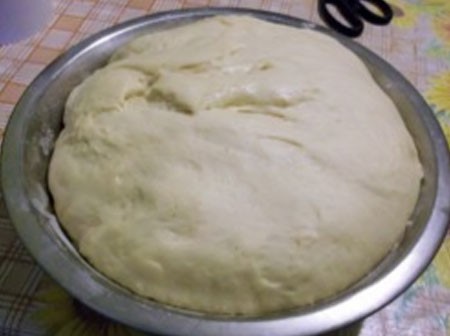 1. Stage. Rybnik: Dissolve sugar, yeast and salt in warm milk, leave in a warm place for 15 minutes. Then add flour, beaten eggs and melted butter. Knead the dough and let it rest for half an hour.