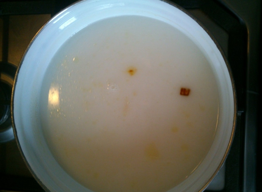 1. Этап. Суп из мидий и креветок: В кастрюлю влейте заранее сваренный бульон, доведите его до кипения. Уменьшите огонь, посолите, добавьте к бульону обжаренные на оливковом масле овощи и максимально мелко нарубленный корень имбиря. Накройте крышкой, томите 10 минут.