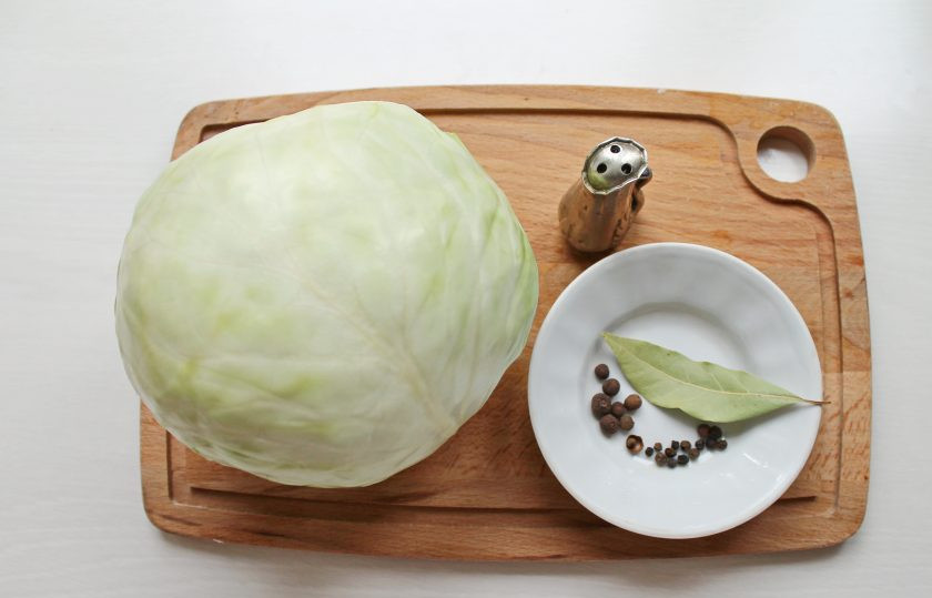 1. Этап. Листья капусты для голубцов на зиму: Подготовьте все необходимые ингредиенты для приготовления листьев капусты для голубцов на зиму.