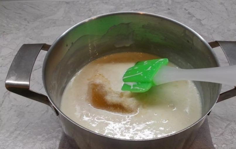 1. Этап. Глазурь для кулича из сгущенки: Далее добавьте разбухший желатин.