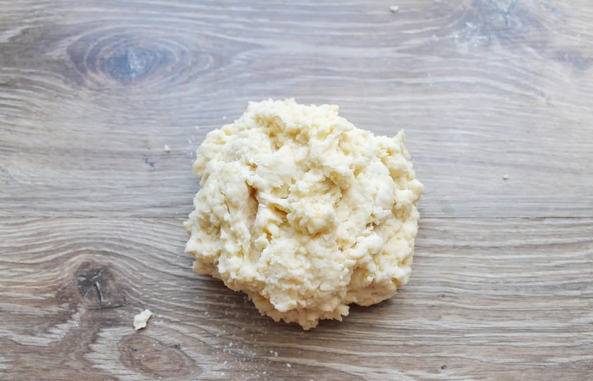 1. Этап. Сырные булочки без дрожжей: Быстро замесите тесто. Оно должно быть мягким и немного липнуть к рукам.