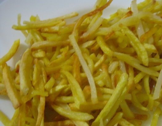 1. Этап. Салат Гнездо глухаря классический: 5. Обжариваем на среднем огне до румяного цвета. Если у вас есть фритюрница, лучше приготовить картофель в ней. Обязательно обсушите готовый картофель на салфетке или бумажном полотенце.