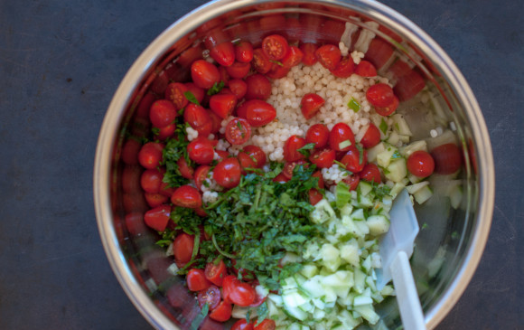 1. Этап. Салат из кускуса с овощами: Добавьте в кускус помидор, огурец, петрушку и мяту.