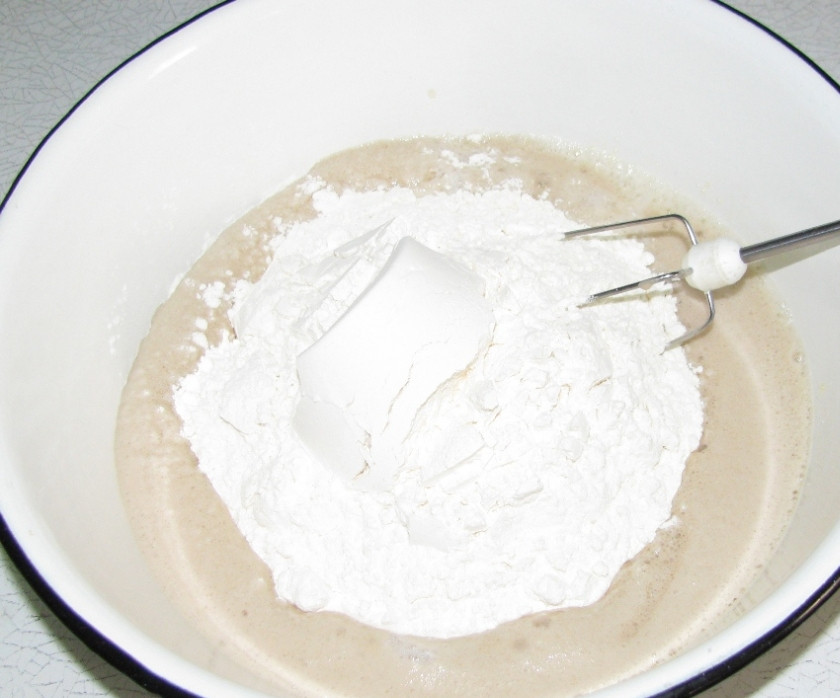 1. Этап. Беляши с мясом на сковороде: Делаем тесто. В миске смешиваем яйцо, сахар, соль, вливаем теплое молоко и разведенные дрожжи, растительное масло. Всыпаем муку. Замешиваем.