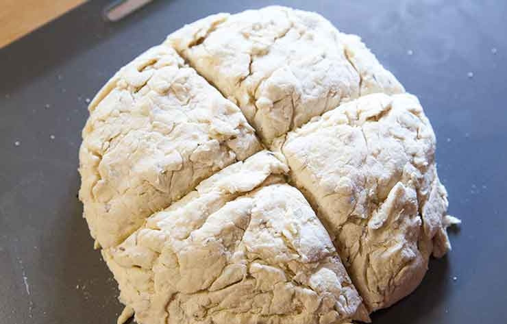 1. Этап. Хлеб с тмином: 4. Выложите тесто на противень, сделайте при желании вот такие надрезы и отправьте в духовку на 15 минут. После температуру снизьте до 200 градусов и выпекайте еще минут 25 до румяности и готовности.