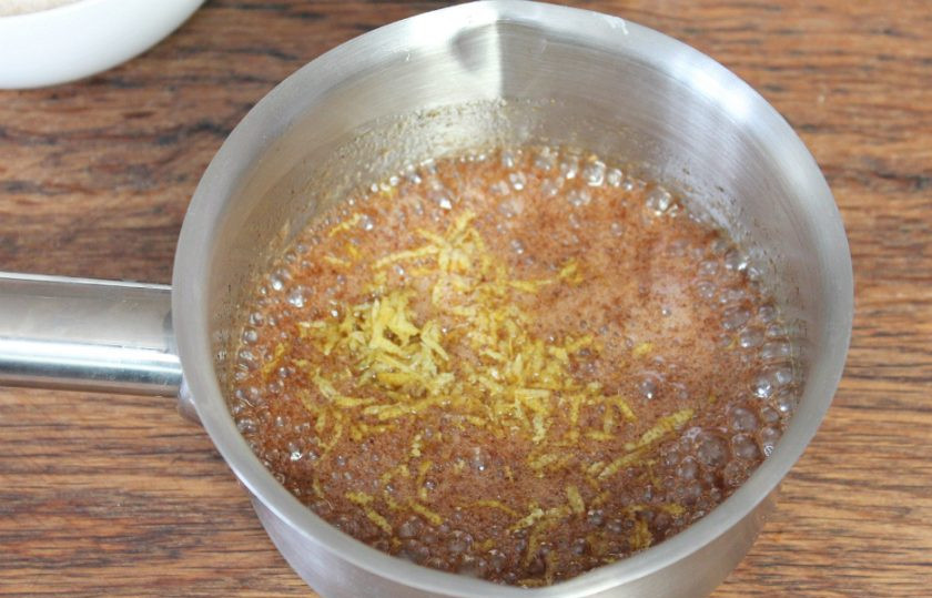 1. Этап. Пряники без сахара: Добавляем цедру лимона.