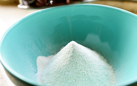 1. Этап. Воздушные бельгийские вафли: 5. Отдельно соедините сахар, соль, разрыхлитель, просеянную муку.